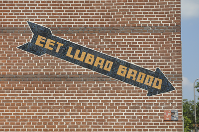 909814 Afbeelding van een oude reclame voor Lubro Brood op de aan de Madoerastraat te Utrecht gelegen zijgevel van het ...